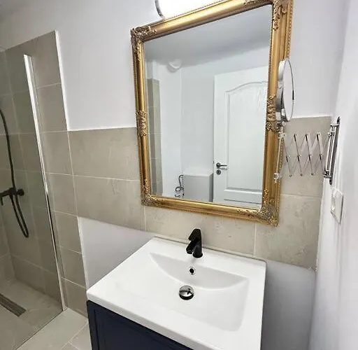 Location #12lunipebega Apartment *